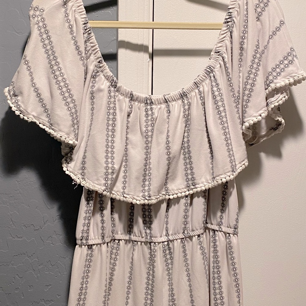 White pattern romper - Picture 3 of 3